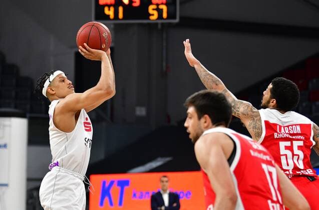 BAMBERG 07 05 2021 Basketball easycredit 1 Basketball Bundesliga 30 Matchday Brose Bamberg vs BG Göttingen Nelson Weidemann 2, BG Göttingen throws three-pointer against Tyler Larson 55, Brose Bamberg photo Hans Martin Issler isslerimages Brose Bamberg vs BG Göttingen