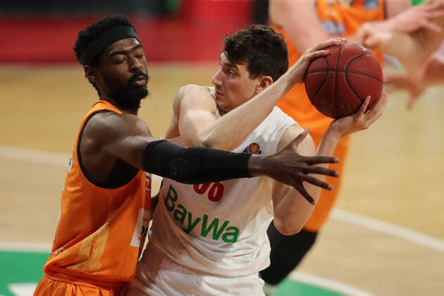 Duel between Aric Holman Ulm and Matej Rudan Muenchen GER, FC Bayern Basketball vs ratiopharm ulm, basketball, 1 Bundesliga, season 2020 2021, 07 05 2021, GER, FC Bayern Basketball vs ratiopharm ulm, basketball, 1 Bundesliga, season 2020 2021, 07 05 2021, Muenchen Copyright: xEIBNER MarcelxEngelbrechtx EP_EER