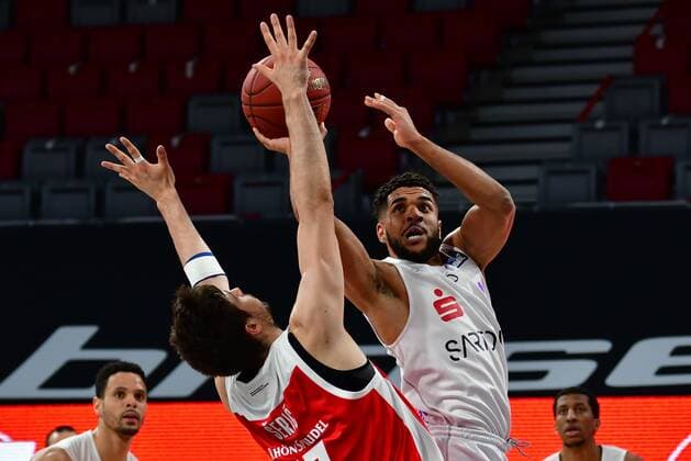 BAMBERG 07 05 2021 Basketball easycredit 1 Basketball Bundesliga 30 Matchday Brose Bamberg vs BG Göttingen Marvin Omuvwie 11, BG Göttingen throws against Mateo Seric 17, Brose Bamberg Photo Hans Martin Issler isslerimages Brose Bamberg vs BG Göttingen