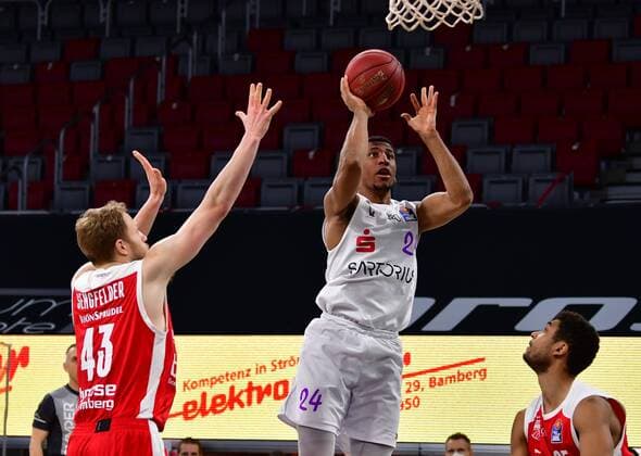 BAMBERG 07 05 2021 Basketball easycredit 1 Basketball Bundesliga 30 Matchday Brose Bamberg vs BG Göttingen Aubrey Dawkins 24, BG Göttingen throws against Christian Sengfelder 43, Brose Bamberg and Kenneth Ogbe 25, Brose Bamberg Photo Hans Martin Issler isslerimages Brose Bamberg vs BG Göttingen