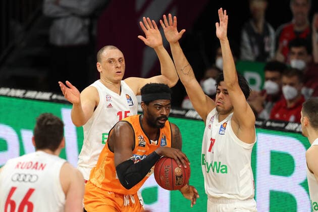 Robin Amaize Muenchen and Erol Ersek Muenchen block Aric Holman Ulm GER, FC Bayern Basketball vs ratiopharm ulm, Basketball, 1 Bundesliga, Season 2020 2021, 07 05 2021, GER, FC Bayern Basketball vs ratiopharm ulm, Basketball, 1 Bundesliga, Season 2020 2021, 07 05 2021, Muenchen Copyright: xEIBNER MarcelxEngelbrechtx EP_EER