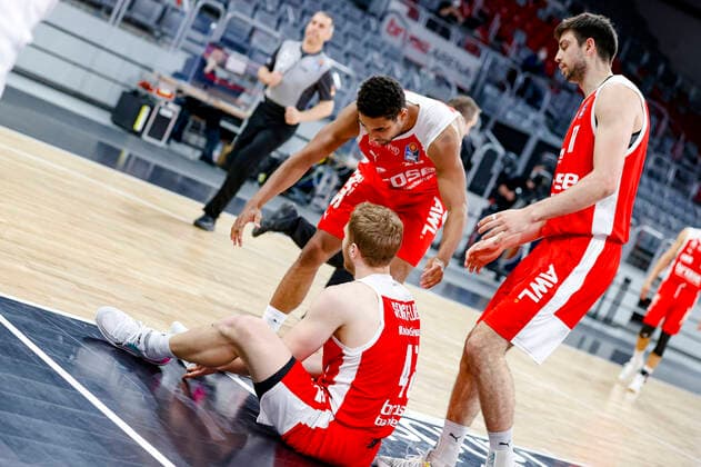 below Christian Sengfelder Brose Bamberg, 43 left Kenneth Ogbe Brose Bamberg, 25 right Mateo Seric Brose Bamberg, 17 Brose Bamberg BG Göttingen Goettingen easyCredit BBL Basketball Bundesliga Basketball Season 2020 21 30 Matchday, 07 05 2021 Bamberg, Brose Arena Copyright: DanielxLöb