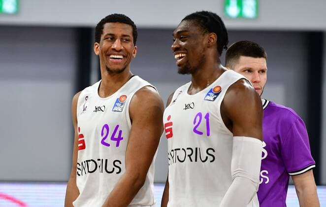 BAMBERG 07 05 2021 Basketball easycredit 1 Basketball Bundesliga 30 Matchday Brose Bamberg vs BG Göttingen Aubrey Dawkins 24, BG Göttingen and Tai Odiase 21, BG Göttingen happy after victory against Bamberg Photo Hans Martin Issler isslerimages Brose Bamberg vs BG Göttingen