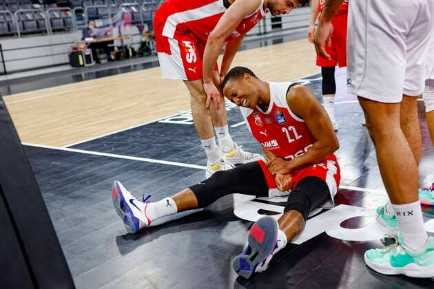injured right wrist Devon Hall Brose Bamberg, 22 Brose Bamberg BG Göttingen Goettingen easyCredit BBL Basketball Bundesliga Basketball Saison 2020 21 30 Spieltag, 07 05 2021 Bamberg, Brose Arena Copyright: DanielxLöb