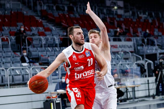 left Chase Fieler Brose Bamberg, 20 right 17 Mathis Mönninghoff BG Göttingen Brose Bamberg BG Göttingen Goettingen easyCredit BBL Basketball Bundesliga Basketball Season 2020 21 30 Matchday, 07 05 2021 Bamberg, Brose Arena Copyright: DanielxLöb