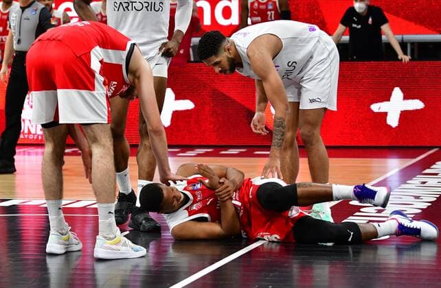 BAMBERG 07 05 2021 Basketball easycredit 1 Basketball Bundesliga 30 Matchday Brose Bamberg vs BG Göttingen Devon Hall 22, Brose Bamberg holds his hand after falling as a result of the foul by Marvin Omuvwie right Photo Hans Martin Issler isslerimages Brose Bamberg vs BG Göttingen