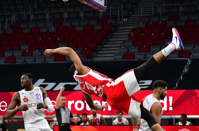 BAMBERG 07 05 2021 Basketball easycredit 1 Basketball Bundesliga 30 Matchday Brose Bamberg vs BG Göttingen Devon Hall 22, Brose Bamberg crashes as a result of Marvin Omuvwies foul right Photo Hans Martin Issler isslerimages Brose Bamberg vs BG Göttingen