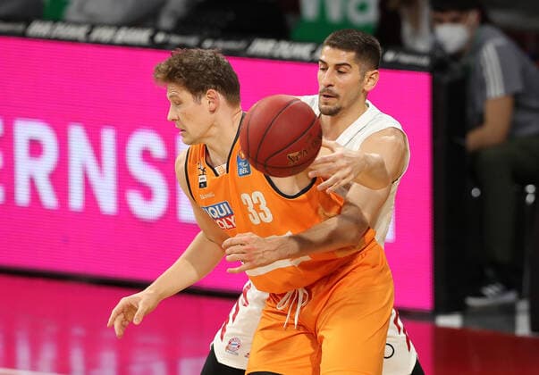 Duel between Patrick Heckmann Ulm and Diego Flaccadori Muenchen GER, FC Bayern Basketball vs ratiopharm ulm, basketball, 1 Bundesliga, season 2020 2021, 07 05 2021, GER, FC Bayern Basketball vs ratiopharm ulm, basketball, 1 Bundesliga, season 2020 2021, 07 05 2021, Muenchen Copyright: xEIBNER MarcelxEngelbrechtx EP_EER