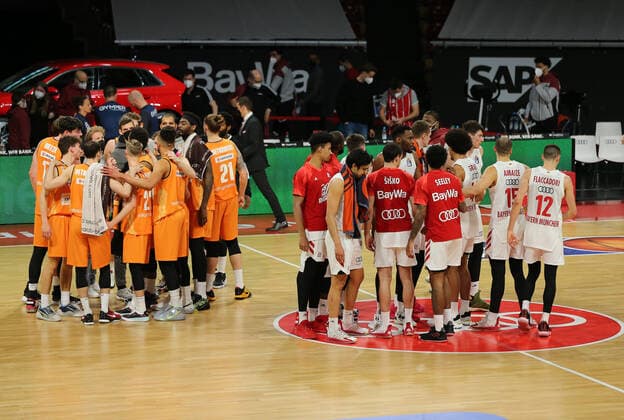 Both teams after the end of the game GER, FC Bayern Basketball vs ratiopharm ulm, Basketball, 1 Bundesliga, Season 2020 2021, 07 05 2021, GER, FC Bayern Basketball vs ratiopharm ulm, Basketball, 1 Bundesliga, Season 2020 2021, 07 05 2021, Muenchen Copyright: xEIBNER MarcelxEngelbrechtx EP_EER