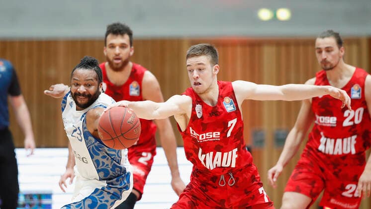 07 05 2021, Basketball, BBL 2020 2021, 28 Matchday, s Oliver Wuerzburg FRAPORT SKYLINERS, GER, Wuerzburg, s Oliver Arena, picture from left Quantez Robertson Fraport Skyliners and Nils Hassfurther s Oliver Wuerzburg Copyright: HMBxMedia xHeikoxBecker