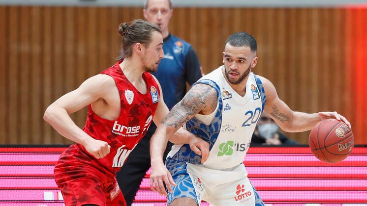 07 05 2021, Basketball, BBL 2020 2021, 28 Matchday, s Oliver Wuerzburg FRAPORT SKYLINERS, GER, Wuerzburg, s Oliver Arena, picture from left Julian Albus s Oliver Wuerzburg and Rasheed Moore Fraport Skyliners Copyright: HMBxMedia xHeikoxBecker