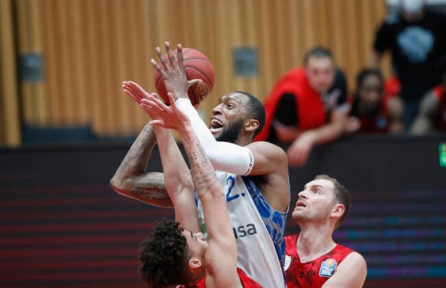 07 05 2021, Basketball, BBL 2020 2021, 28 Matchday, s Oliver Wuerzburg FRAPORT SKYLINERS, GER, Wuerzburg, s Oliver Arena, picture from left Joshua Obiesie s Oliver Wuerzburg , Kamari Murphy Fraport Skyliners and Felix Hoffmann s Oliver Wuerzburg Copyright: HMBxMedia xHeikoxBecker