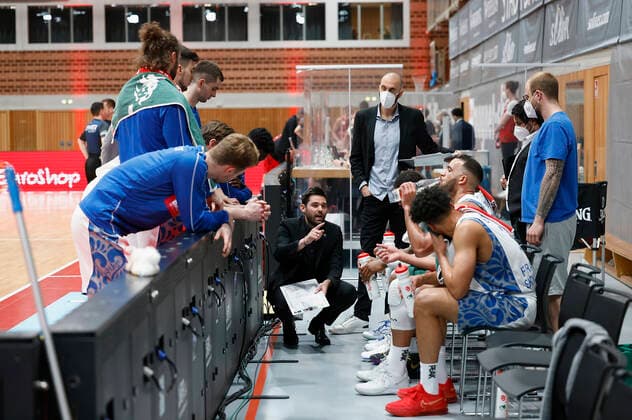 07 05 2021, Basketball, BBL 2020 2021, 28 matchday, s Oliver Wuerzburg FRAPORT SKYLINERS, GER, Wuerzburg, s Oliver Arena, picture v li time out with head coach Sebastian Gleim Fraport Skyliners Copyright: HMBxMedia xHeikoxBecker