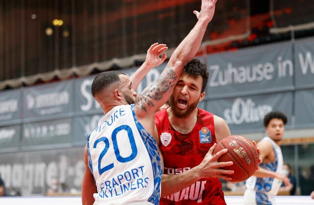 07 05 2021, Basketball, BBL 2020 2021, 28 Matchday, s Oliver Wuerzburg FRAPORT SKYLINERS, GER, Wuerzburg, s Oliver Arena, picture from left Rasheed Moore Fraport Skyliners and Brekkott Chapman s Oliver Wuerzburg Copyright: HMBxMedia xHeikoxBecker