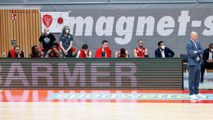 07 05 2021, Basketball, BBL 2020 2021, 28 matchday, s Oliver Wuerzburg FRAPORT SKYLINERS, GER, Wuerzburg, s Oliver Arena, picture v li disappointment on s Oliver Wuerzburg bench. Copyright: HMBxMedia xHeikoxBecker