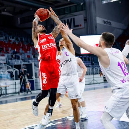 left Tyler Larson Brose Bamberg, 55 right 02 Nelson Weidemann BG Göttingen Brose Bamberg BG Göttingen Goettingen easyCredit BBL Basketball Bundesliga Basketball Season 2020 21 30 Matchday, 07 05 2021 Bamberg, Brose Arena Copyright: DanielxLöb