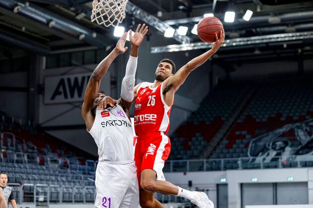 right Kenneth Ogbe Brose Bamberg, 25 left 21 Tai Odiase BG Göttingen Brose Bamberg BG Göttingen Goettingen easyCredit BBL Basketball Bundesliga Basketball Season 2020 21 30 Matchday, 07 05 2021 Bamberg, Brose Arena Copyright: DanielxLöb
