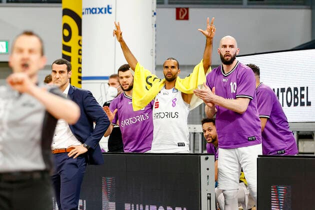 Cheers 13 Rihards Lomasz BG Göttingen 08 Akeem Vargas BG Göttingen 10 Dennis Kramer BG Göttingen Brose Bamberg BG Göttingen Goettingen easyCredit BBL Basketball Bundesliga Basketball Season 2020 21 30 Matchday, 07 05 2021 Bamberg, Brose Arena Copyright: DanielxLöb