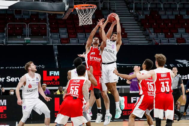 left Dominic Lockhart Brose Bamberg, 03 right 11 Marvin Omuvwie BG Göttingen Brose Bamberg BG Göttingen Goettingen easyCredit BBL Basketball Bundesliga Basketball Season 2020 21 30 Matchday, 07 05 2021 Bamberg, Brose Arena Copyright: DanielxLöb