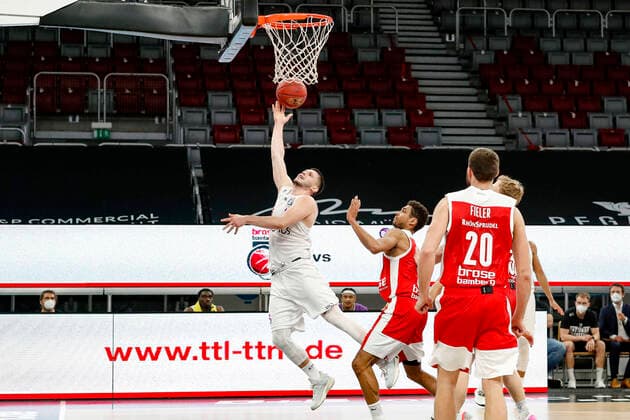 left 13 Rihards Lomasz BG Göttingen right Kenneth Ogbe Brose Bamberg, 25 Brose Bamberg BG Göttingen Goettingen easyCredit BBL Basketball Bundesliga Basketball Season 2020 21 30 Matchday, 07 05 2021 Bamberg, Brose Arena Copyright: DanielxLöb
