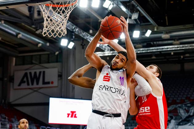 left 11 Marvin Omuvwie BG Göttingen right Chase Fieler Brose Bamberg, 20 Brose Bamberg BG Göttingen Goettingen easyCredit BBL Basketball Bundesliga Basketball Season 2020 21 30 Matchday, 07 05 2021 Bamberg, Brose Arena Copyright: DanielxLöb