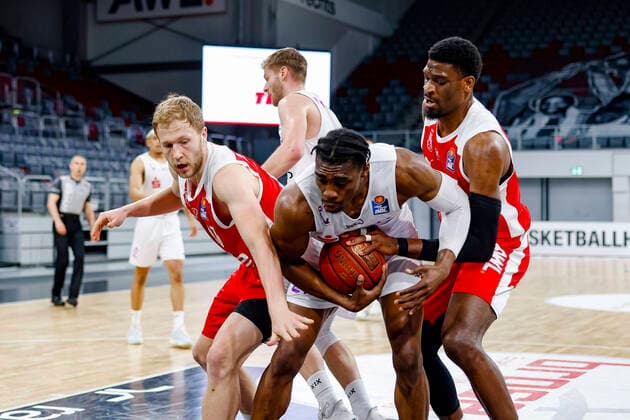 Center 21 Tai Odiase BG Göttingen left Christian Sengfelder Brose Bamberg, 43 right Shevon Thompson Brose Bamberg, 27 Brose Bamberg BG Göttingen Goettingen easyCredit BBL Basketball Bundesliga Basketball Season 2020 21 30 Matchday, 07 05 2021 Bamberg, Brose Arena Copyright: DanielxLöb