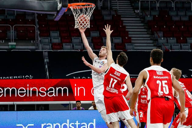 left 17 Mathis Mönninghoff BG Göttingen right Mateo Seric Brose Bamberg, 17 Brose Bamberg BG Göttingen Goettingen easyCredit BBL Basketball Bundesliga Basketball Season 2020 21 30 Matchday, 07 05 2021 Bamberg, Brose Arena Copyright: DanielxLöb