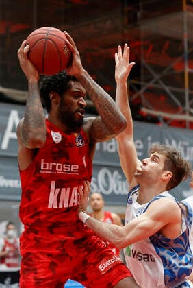 07 05 2021, Basketball, BBL 2020 2021, 28 Matchday, s Oliver Wuerzburg FRAPORT SKYLINERS, GER, Wuerzburg, s Oliver Arena, picture from left Perry Jones III s Oliver Wuerzburg and Joe Rahon Fraport Skyliners Copyright: HMBxMedia xHeikoxBecker