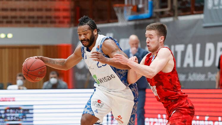 07 05 2021, Basketball, BBL 2020 2021, 28 Matchday, s Oliver Wuerzburg FRAPORT SKYLINERS, GER, Wuerzburg, s Oliver Arena, picture from left Quantez Robertson Fraport Skyliners and Nils Hassfurther s Oliver Wuerzburg Copyright: HMBxMedia xHeikoxBecker