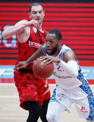07 05 2021, Basketball, BBL 2020 2021, 28 matchday, s Oliver Wuerzburg FRAPORT SKYLINERS, GER, Wuerzburg, s Oliver Arena, picture from left Felix Hoffmann s Oliver Wuerzburg and Kamari Murphy Fraport Skyliners Copyright: HMBxMedia xHeikoxBecker