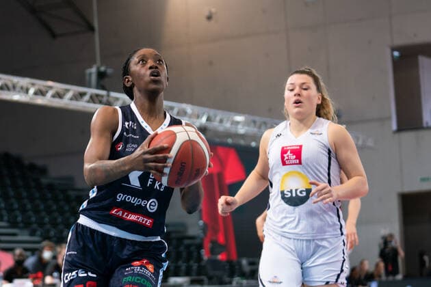 08 05 2021, Fribourg, St LÃ onard di Friborgo, Patrick Baumann Swiss Cup Women Geneve Elite Basket BCF Elfic Fribourg, Throwing 8 Jones Alexis Elfic Fribourg in the background 0 Spolyar Kristen Geneve Elite Basket Fribourg Fribourg Switzerland  Copyright: xJustPictures.ch TilxBuergyx