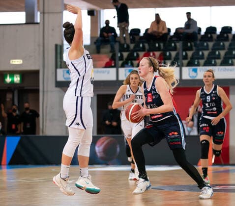 08 05 2021, Fribourg, St LÃ onard di Friborgo, Patrick Baumann Swiss Cup Women Geneve Elite Basket BCF Elfic Fribourg, On Ball 0 Koenen Taylor Elfic Fribourg Fribourg Fribourg Switzerland  Copyright: xJustPictures.ch TilxBuergyx