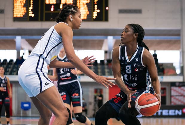 08 05 2021, Fribourg, St LÃ onard di Friborgo, Patrick Baumann Swiss Cup Women Geneve Elite Basket BCF Elfic Fribourg, On Ball 8 Jones Alexis Elfic Fribourg vs 1 Chardon Emma Fribourg Fribourg Switzerland  Copyright: xJustPictures.ch TilxBuergyx