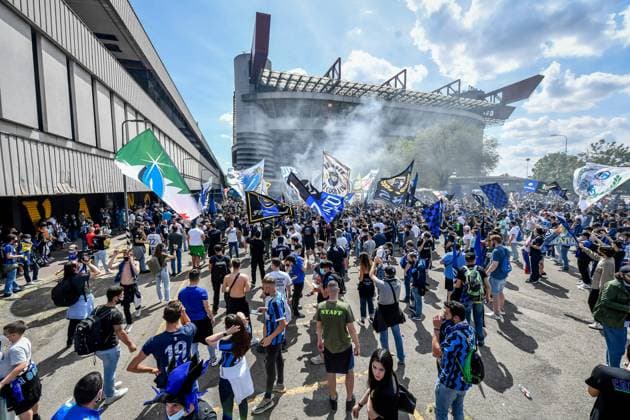 Sport Bilder des Tages Foto Claudio Furlan LaPresse 08 05 2021 - Milano, Italia Calcio Inter vs Sampdoria - Campionato italiano di calcio Serie A TIM 2020-2021 - San Siro Stadium Nella foto: tifosi interisti fuori dallo stadio, raduno consentito a 3mila tifosi per salutare l Inter campione d Italia Foto Claudio Furlan LaPresse may 08, 2021 - Milan, Italy Sport Soccer Inter vs Sampdoria - Italian football Championship 2020-2021 at Meazza Stadium In the photo: Inter fans gather to welcome the squad to the Stadio Giuseppe Meazza for today s match against Sampdoria and celebrate their Scudetto success  Copyright: xClaudioxFurlan LaPressex