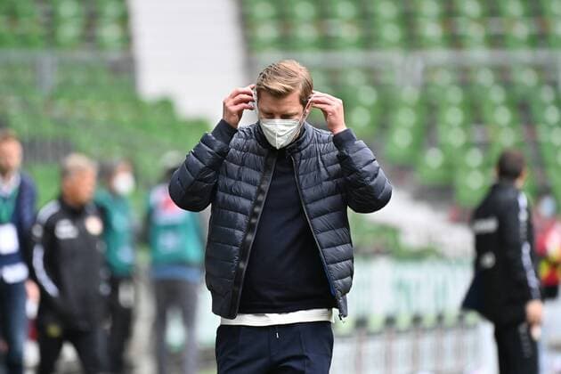 GER, 1 FBL, SV Werder Bremen vs Bayer 04 Leverkusen 08 05 2021, wohninvest Weserstadion, Bremen, GER, 1 FBL, SV Werder Bremen vs Bayer 04 Leverkusen in picture shows half-time break coach Florian Kohfeldt Werder Bremen with mask nordphotoxGmbHx xKokenge nph00001