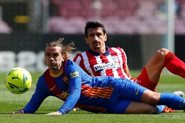 FC Barcelona, Barca s striker Antoine Griezmann (L) vies for the ball against Atletico s defender Stefan Savic (R) during the Spanish LaLiga soccer match between FC Barcelona and Atletico de Madrid at Camp Nou stadium in Barcelona, Catalonia, Spain, 08 May 2021. FC Barcelona - Atlético Madrid !ACHTUNG: NUR REDAKTIONELLE NUTZUNG!  Copyright: xEnricxFontcubertax GRAFCAT2648 20210508-637560884481081227