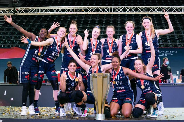 08 05 2021, Fribourg, St LÃ onard di Friborgo, Patrick Baumann Swiss Cup Women Geneve Elite Basket BCF Elfic Fribourg, Elfic Fribourg cheers with the Cup Fribourg Fribourg Switzerland  Copyright: xJustPictures.ch TilxBuergyx