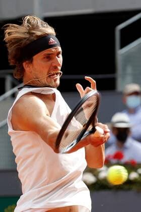 Alexander Zverev of Germany in action against Dominic Thiem of Austria in their semifinal match at the Mutua Madrid Open tennis ?tournament in Madrid, central Spain, 08 May 2021. Alexander Zverev - Dominic Thiem !ACHTUNG: NUR REDAKTIONELLE NUTZUNG!  Copyright: xChemaxMoyax GRAF2493 20210508-637560941418976955