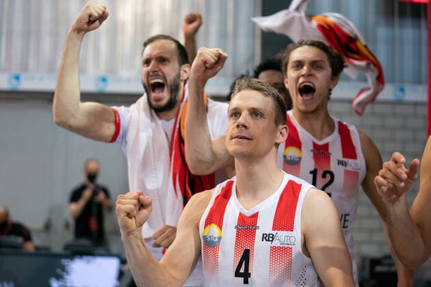 08 05 2021, Fribourg, St LÃ onard di Friborgo, Patrick Baumann Swiss Cup Men Lions de Geneve Fribourg Olympic, Jeremy Jaunin Geneva cheering Fribourg Fribourg Switzerland  Copyright: xJustPictures.ch TilxBuergyx