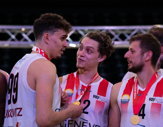 08 05 2021, Fribourg, St LÃ onard di Friborgo, Patrick Baumann Swiss Cup Mens Lions de Geneve Fribourg Olympic, Thomas Jurkovitz Geneva is happy with his brother Natan Jurkovitz Geneva about the victory Fribourg Fribourg Switzerland  Copyright: xJustPictures.ch TilxBuergyx