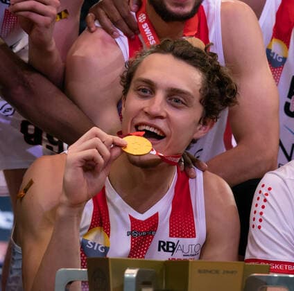 08 05 2021, Fribourg, St LÃ onard di Friborgo, Patrick Baumann Swiss Cup Men Lions de Geneve Fribourg Olympic, Thomas Jurkovitz Geneva rejoices medal Fribourg Fribourg Switzerland  Copyright: xJustPictures.ch TilxBuergyx