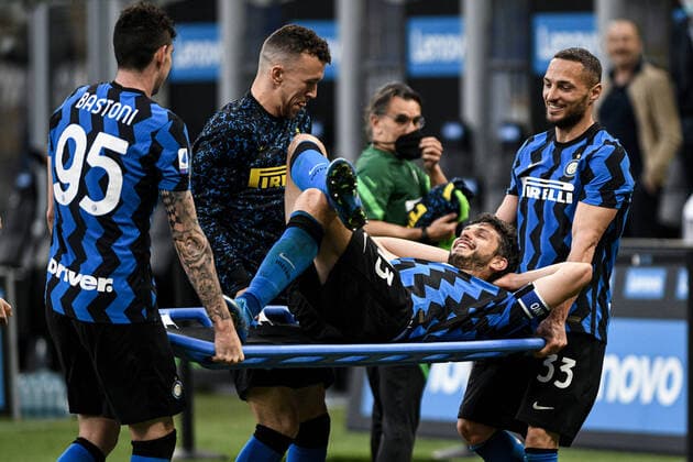 Foto Piero Cruciatti LaPresse 08 05 21 - Milano, Italia Calcio Inter vs Sampdoria - Campionato italiano di calcio Serie A TIM 2020-2021 - San Siro Stadium Nella foto: esultanza fine partita dei giocatori dell Inter, Gagliardini in barella Foto Piero Cruciatti LaPresse 08 05 21 - Milan, Italy Sport, Soccer Inter vs Sampdoria - Italian football Championship 2020-2021 at Meazza Stadium In the photo: Inter players celebrate end of the game, Gagliardini  Copyright: xPieroxCruciatti LaPressex