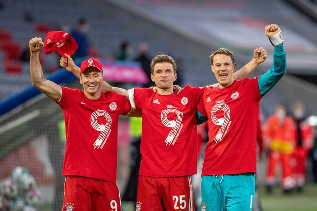 GER, FC Bayern Muechen vs. Borussia Moenchengladbach, Fussball, Bundesliga, 32. Spieltag, Saison 2020 2021, 08.05.2021 Robert Lewandowski (FC Bayern Muenchen, 09), Thomas Mueller (FC Bayern Muenchen, 25), Manuel Neuer, Torwart (FC Bayern Muenchen, 01), GER, FC Bayern Muechen vs. Borussia Moenchengladbach, Fussball, Bundesliga, 32. Spieltag, Saison 2020 2021, 08.05.2021, DFB DFL regulations prohibit any use of photographs as image sequences and or quasi-video., Foto: EIBNER Sascha Walther POOL Muenchen Allianz Arena Bayern Deutschland *** GER, FC Bayern Muechen vs Borussia Moenchengladbach, Football, Bundesliga, 32 Matchday, Season 2020 2021, 08 05 2021 Robert Lewandowski FC Bayern Muenchen, 09 , Thomas Mueller FC Bayern Muenchen, 25 , Manuel Neuer, Goalkeeper FC Bayern Muenchen, 01 , GER, FC Bayern Muechen vs Borussia Moenchengladbach, Football, Bundesliga, 32 Spieltag, Saison 2020 2021, 08 05 2021, DFB DFL regulations prohibit any use of photographs as image sequences and or quasi video , Foto EIBNER Sascha Walther POOL Muenchen Allianz Arena Bayern Germany Poolfoto EIBNER Sascha Walther ,EDITORIAL USE ONLY