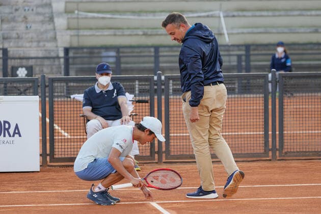 Internazionali BNL D Italia 2021 - Yoshihito Nishioka ROME, ITALY, MAY 08: Yoshihito Nishioka of Japan argues with referee during a tennis match against Gregoire Barrere of France at Internazionali BNL D Italia in Rome, Italy on May 08, 2021. Rome Italy 6636_239818 Copyright: xGiampieroxSposito PentaxPressx