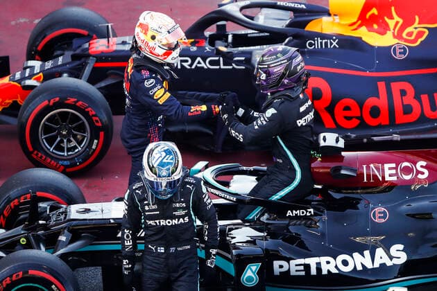 Sport Bilder des Tages VERSTAPPEN Max (ned), Red Bull Racing Honda RB16B, portrait and BOTTAS Valtteri (fin), Mercedes AMG F1 GP W12 E Performance, portrait congratulating HAMILTON Lewis (gbr), Mercedes AMG F1 GP W12 E Performance, portrait for his 100th pole position during the Formula 1 Aramco Gran Premio De Espana 2021 from May 07 to 10, 2021 on the Circuit de Barcelona-Catalunya, in Montmelo, near Barcelona, Spain FORMULE 1 : Grand prix d Espagne - Barcelone - 08 05 2021 DPPI Panoramic  00121006__B2_2484