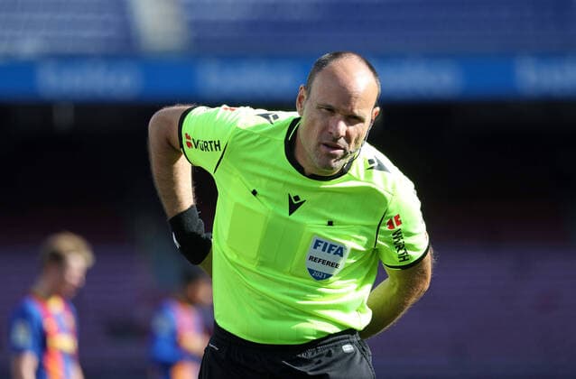 FC Barcelona, Barca v Atletico Madrid - La Liga The referee Mateu Lahoz during the match between FC Barcelona and Club Atletico Madrid, corresponding to the week 35 of the Liga Santander, played at the Camp Nou Stadium on 08th May 2021, in Barcelona, Spain. Photo: Joan Valls Urbanandsport NurPhoto -- Barcelona Spain urbanandsport-fcbarcel200508_npAGX  Copyright: xJoanxVallsx