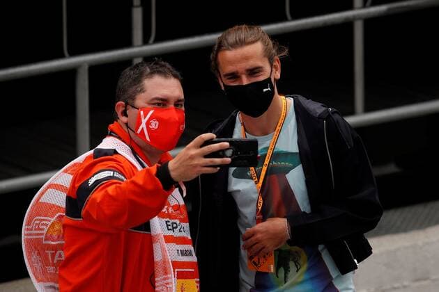 FC Barcelona, Barca French striker Antoine Griezmann (R) is seen before the Spain s Formula One Grand Prix at Barcelona-Catalunya racetrack in Montmelo, Barcelona, nort-eastern Spain, 09 May 2021. Third round of free sessions !ACHTUNG: NUR REDAKTIONELLE NUTZUNG!  Copyright: xAlejandroxGarcíax GRAFCAT2882 20210509-637561649660529394