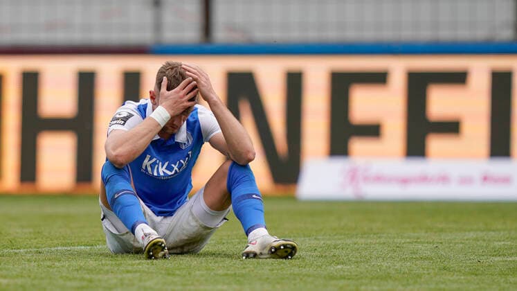 Bilder des Jahres 2021, Sport 05 Mai Sport Themen der Woche KW18 Sport Bilder des Tages 09.05.2021, Hänsch-Arena, Meppen, GER, 3. Liga, 36. Spieltag, SV Meppen vs VfB Lübeck, Lars Bünning (SV Meppen 19) am Boden, DFL REGULATIONS PROHIBIT ANY USE OF PHOTOGRAPHS AS IMAGE SEQUENCES AND OR QUASI-VIDEO. Meppen Niedersachsen Germany Hänsch-Arena *** 09 05 2021, Hänsch Arena, Meppen, GER, 3 Liga, 36 Spieltag, SV Meppen vs VfB Lübeck, Lars Bünning SV Meppen 19 on the ground, DFL REGULATES PROHIBIT ANY USE OF PHOTOGRAPHS AS IMAGE SEQUENCES AND OR QUASI VIDEO Meppen Niedersachsen Germany Hänsch Arena