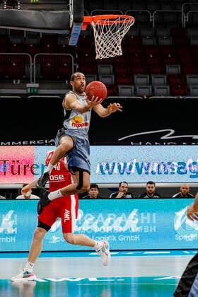 front 06 Elias Lasisi HAKRO Merlins Crailsheim back Christian Sengfelder Brose Bamberg, 43 Brose Bamberg HAKRO Merlins Crailsheim easyCredit BBL Basketball Bundesliga Basketball Season 2020 21 34 Matchday, 09 05 2021 Bamberg, Brose Arena Copyright: DanielxLöb