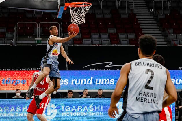 front 06 Elias Lasisi HAKRO Merlins Crailsheim back Christian Sengfelder Brose Bamberg, 43 Brose Bamberg HAKRO Merlins Crailsheim easyCredit BBL Basketball Bundesliga Basketball Season 2020 21 34 Matchday, 09 05 2021 Bamberg, Brose Arena Copyright: DanielxLöb